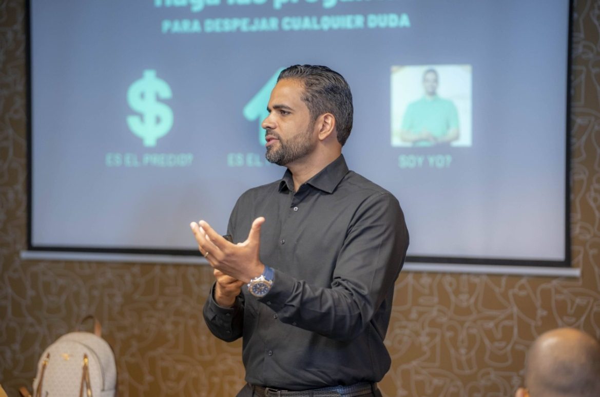 Pedro Guzmán dando una mentoría